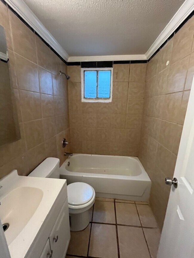 Building Photo - 728 N Broadway