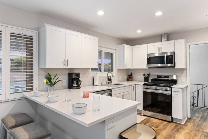 Building Photo - 321 W Kalmia St