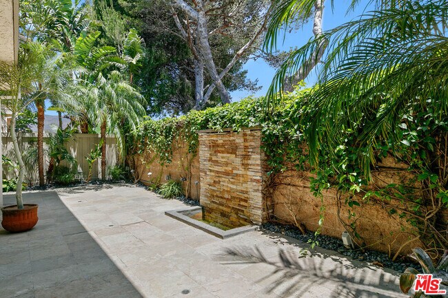 Building Photo - 6515 Dume Dr