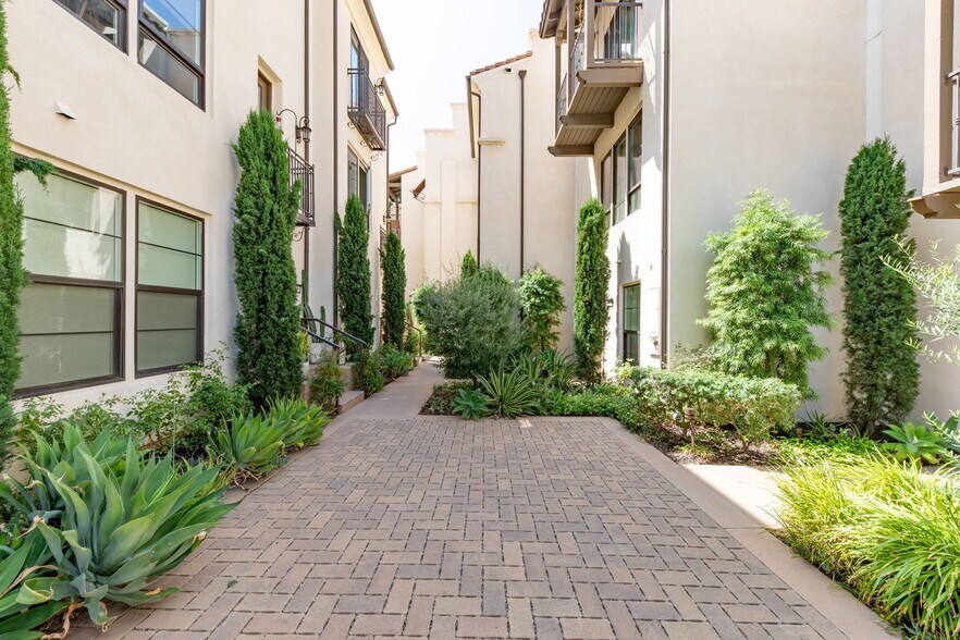 Building Photo - 10736 Bloomfield St