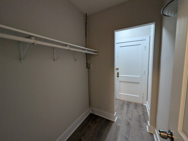 Building Photo - 1948 1/2 N Spaulding Ave