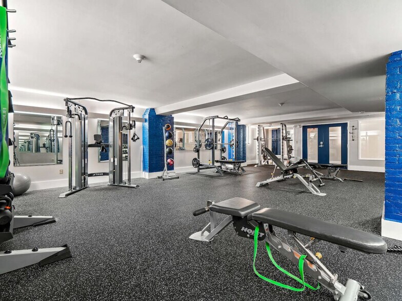 Building Photo - 1211 W 9th St