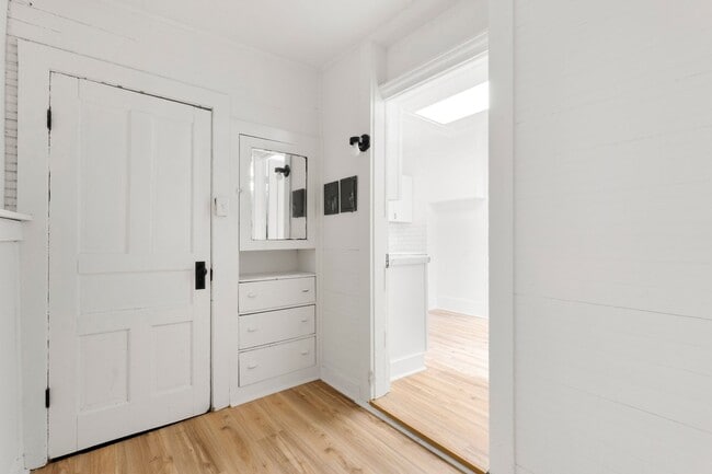 Building Photo - New Listing! 3 Bedroom House!