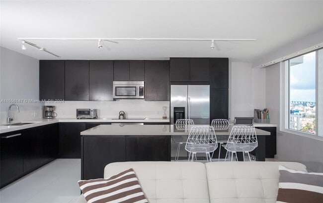 Building Photo - 400 S Pointe Dr