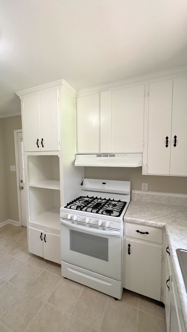 Building Photo - Hello Gorgeous !! 3- bedroom just waiting ...