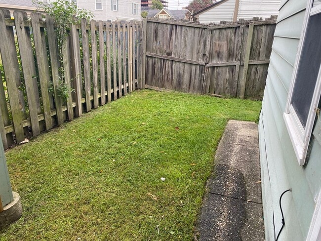 Building Photo - 1 Bed, 1 Bath downstairs Unit in Heritage Hill – Private Entry & Prime Location