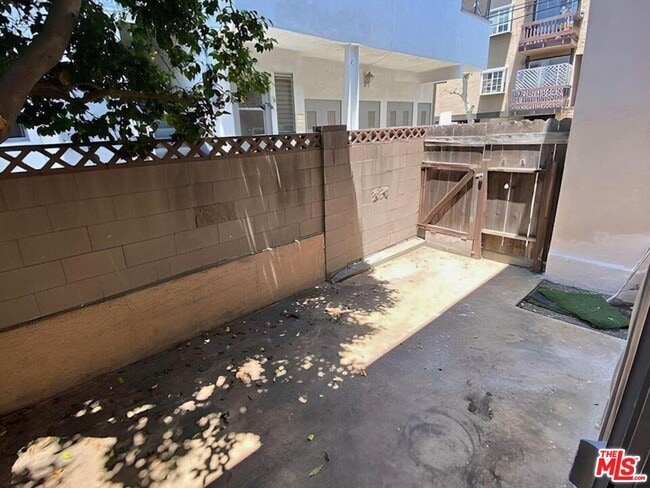 Building Photo - 1438 S Barrington Ave