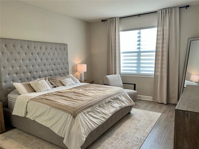 Building Photo - 5353 Royal Point Ave