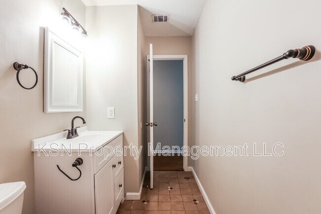 Building Photo - 503 W Tietgen St