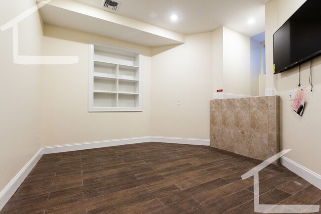 Building Photo - Charming, Renovated Apt near C-Line with 2...