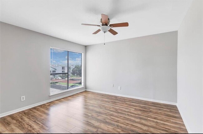 Building Photo - 2820 S Bartell Dr