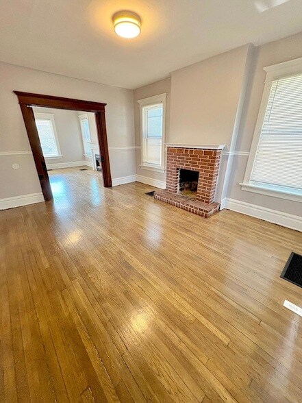 Building Photo - 356 E 20th Ave