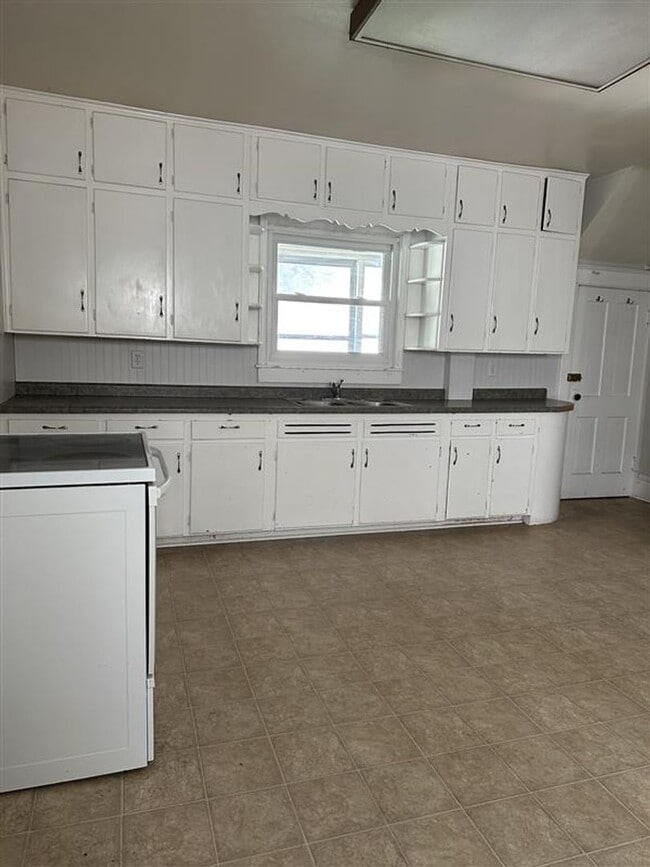 Building Photo - Spacious 1 Bed, 1 Bath in the Heart of Man...