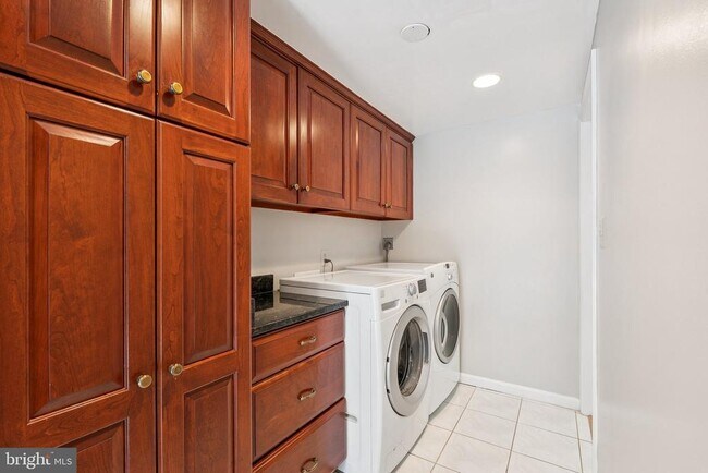 Building Photo - 214 James Thurber Ct