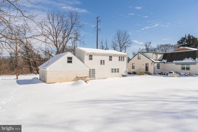 Building Photo - 329 Hillcrest Ave