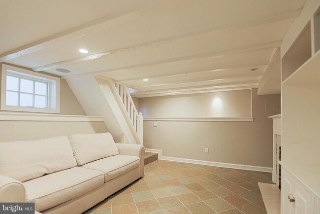 Building Photo - 217 S Lee St