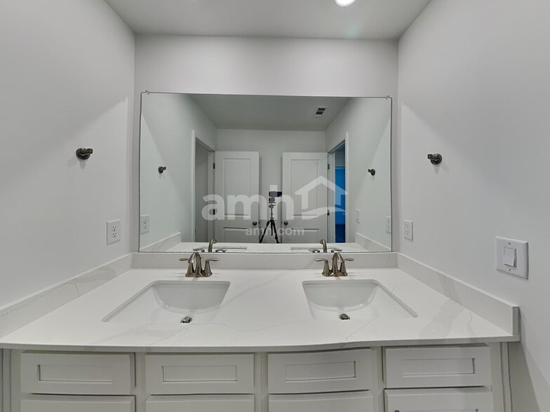 Building Photo - 3017 20th Ave W