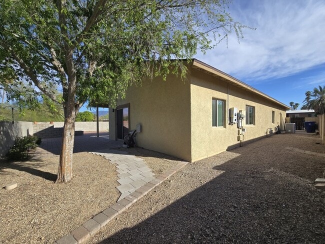Building Photo - Spacious East Side Oasis – 4 Bed, 2 Bath Home with Premium Upgrades!