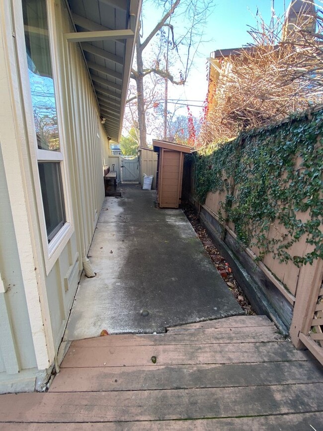 Building Photo - Pleasanton Heights 3BD, 2BA, Single Story, Great Location near downtown, Top Schools