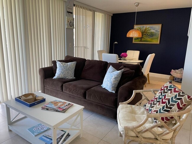 Building Photo - 899 Jeffery St