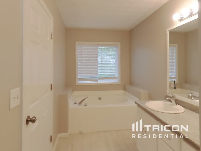 Building Photo - 1512 Riverglen Dr