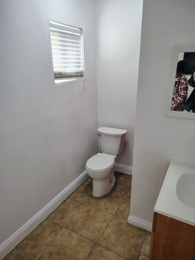 Building Photo - Cozy 1 Bedroom 1 Bathroom Unit in Oildale Now Available!