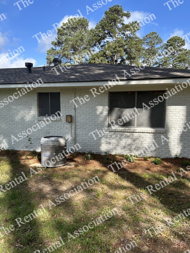 Building Photo - 1801 Roosevelt Dr