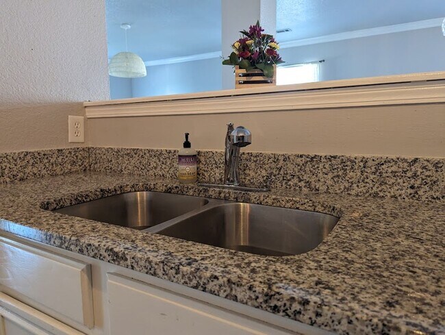 Building Photo - Adorable 3 BD 1 BA House 5 Min to Downtown Springdale