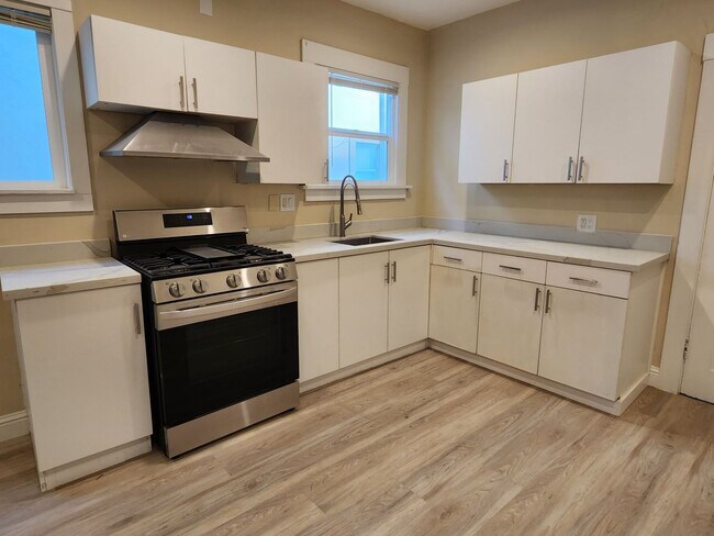 Building Photo - 41st St-343