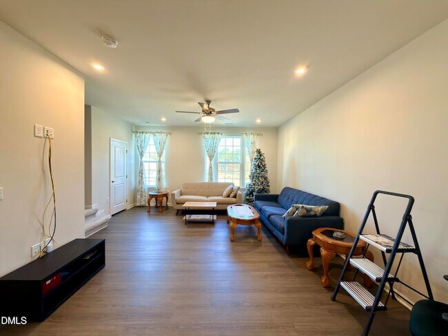 Building Photo - 1110 Romeria Dr