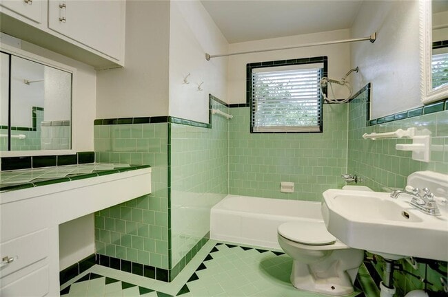 Building Photo - 9829 Larston St