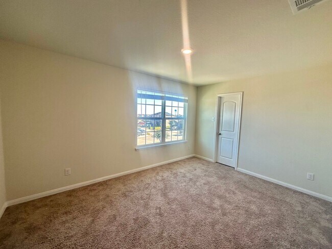 Building Photo - 5 BED 2.5 BATH NEW MANAGEMENT IN JARRELL TX!!!