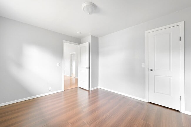 Building Photo - 2 Bedroom, 1 Bathroom Available!