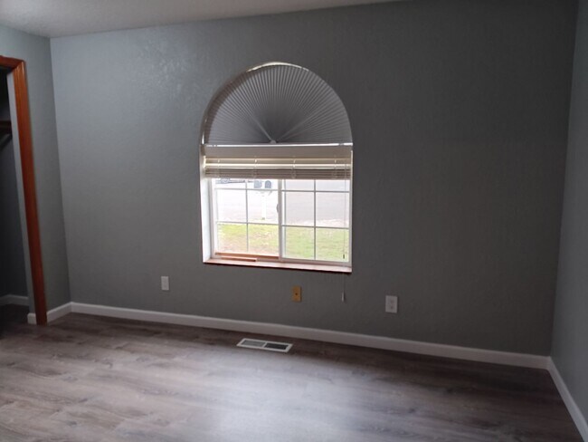 Building Photo - This Gem Of A House is Ready For You!