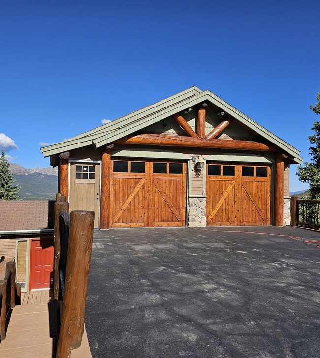 Building Photo - Beautiful home near bus route Breckenridge! 5 bedrooms and VIEWS!  Flexible Lease Terms