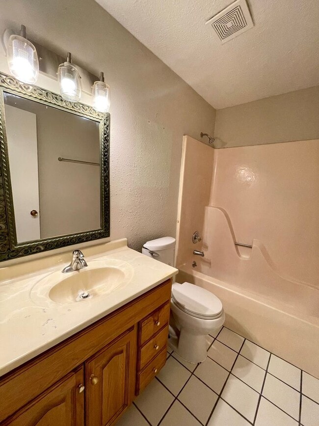 Building Photo - Section 8 Approved 3bedroom