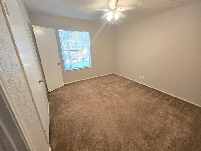 Building Photo - 702 Live Oak Dr
