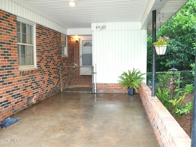 Building Photo - 1429 Waccamaw Dr