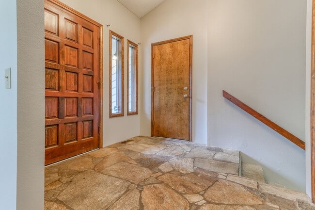 Building Photo - Custom 4BD Salmon Creek Home!