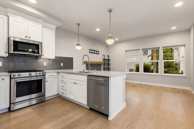 Building Photo - Modern Sammamish Cottage – Light-Filled Living in a Prime Plateau Location