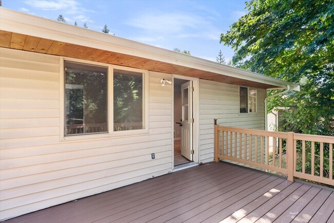 Building Photo - 3 Bed 2 Bath Fully Fenced Split Level Lake...