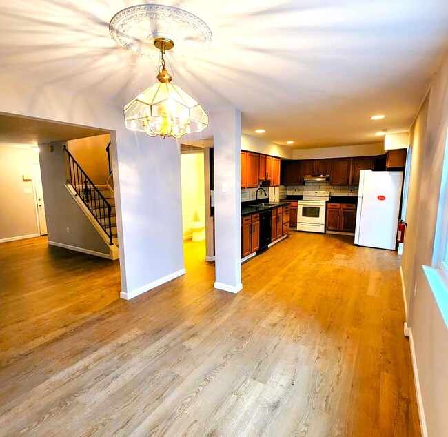 Building Photo - Spacious 3 Bedroom 2.5 Bath Townhome for RENT