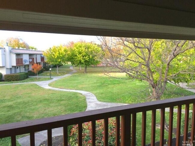 Building Photo - Lovely 2 bedroom PUD in the E Section of R...