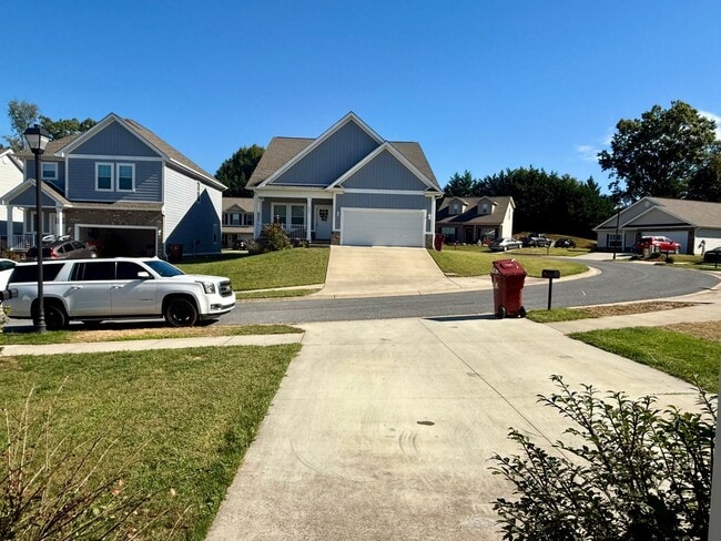 Building Photo - Spacious 3 Bedroom, 3.5bath in central Joh...