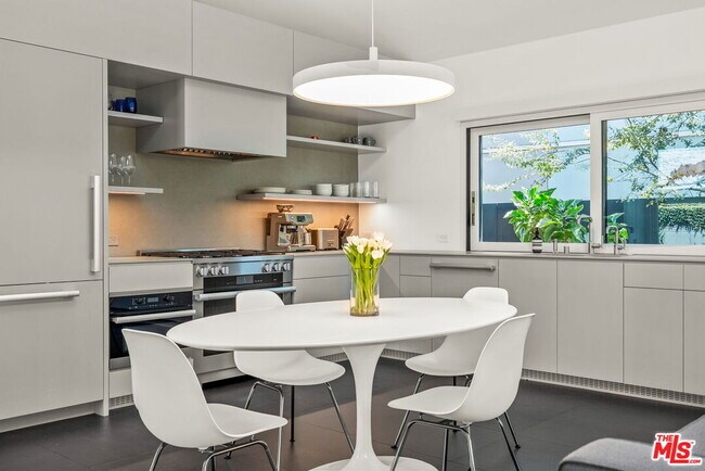 Building Photo - 1527 Cabrillo Ave