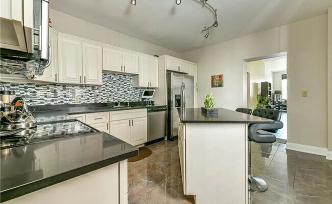 Building Photo - Gorgeous 3 bedroom townhome in Pittsburgh's Fineview Neighborhood