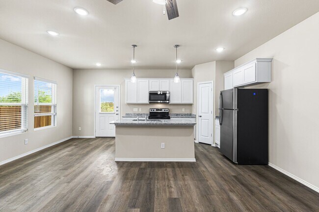 Building Photo - 158 Sai Mnr