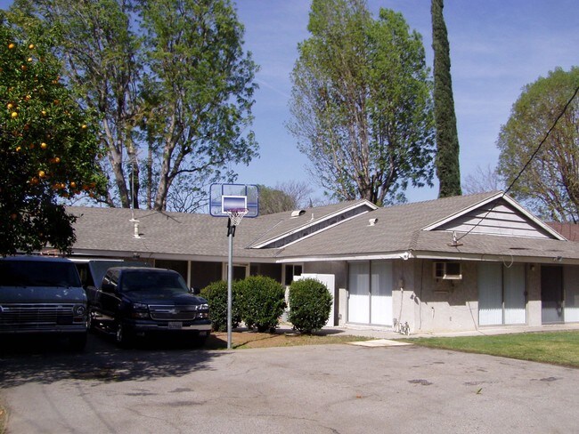 Building Photo - 10854 Reseda Blvd