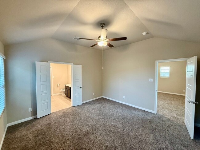 Building Photo - Modern Comfort and Stylish Living