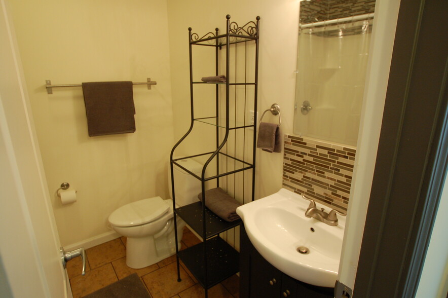 Bath - 14711 N River Beach Dr